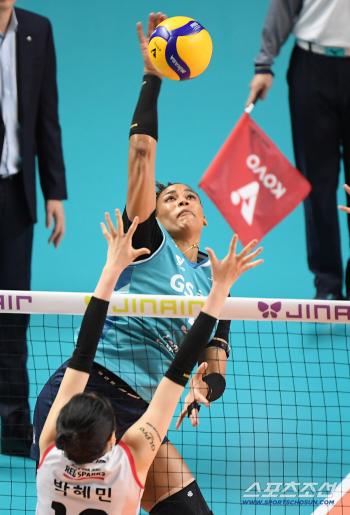  Silva's powerful spike