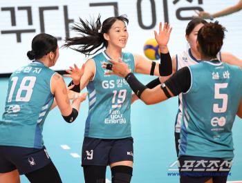  Yoo So-yeon is happy after scoring