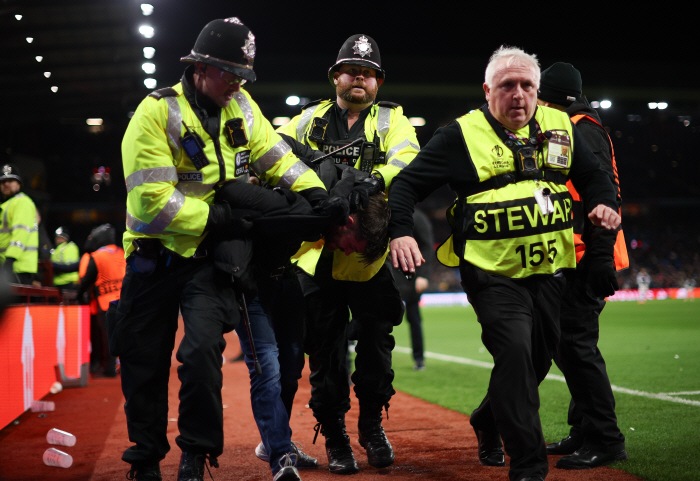 Don't move! Police arrests in violence in the British Europa League...The British police have been tracking the footage to the end