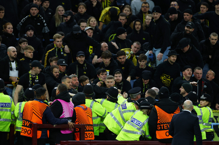 Don't move! Police arrests in violence in the British Europa League...The British police have been tracking the footage to the end