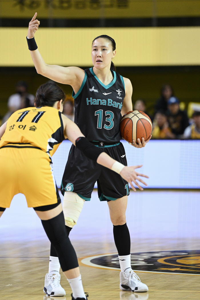 Hana Bank, a sensation, stopped the opening four consecutive wins of KB...To Win Completely With, Co-Leader of Season's First Consecutive Win