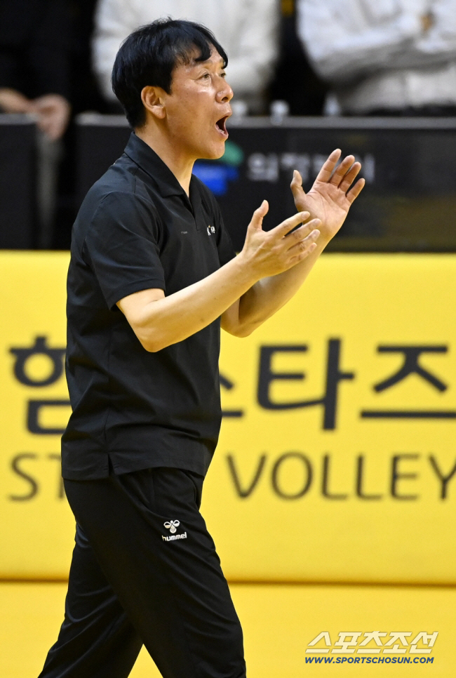 Head coach Shin Young-chul's 300 wins will be recorded in history, and the club also congratulates him properly