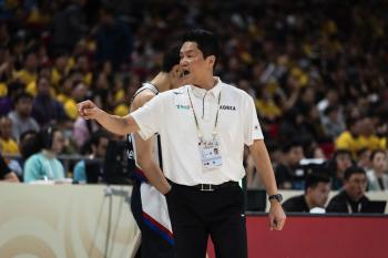 In the away game against China... Lee Hyun-joong has a long way to go. Director Jeon Hee-chul is disappointed. We need to supplement it more