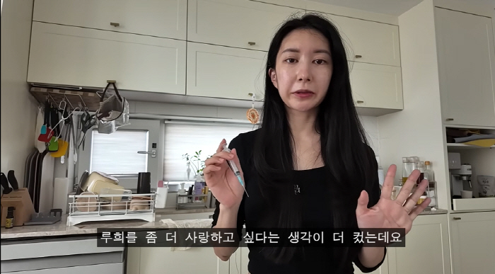 'Lee Jihoon ♥.' Oh yeah, I don't want to leave my hand shaking because I put a stone injection on my stomach