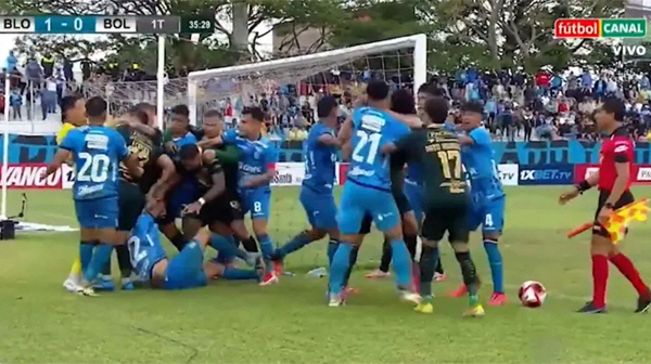 Lee Kang-in's provocation in Bolivia eventually caused an accident, and 17 people were sent off due to a collective scuffle in their own league