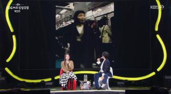 Park Jin-joo, singing along on the subway?