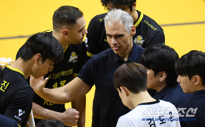  Director Leonardo Carvalho calmly