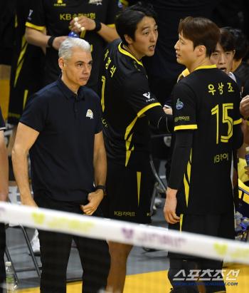  Director Leonardo Carvalho calmly