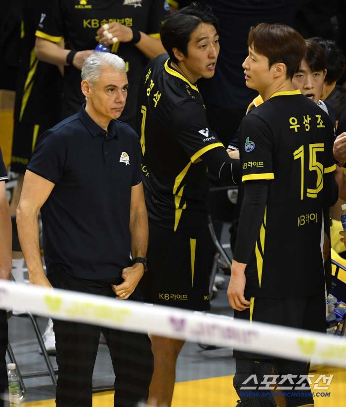  Director Leonardo Carvalho calmly