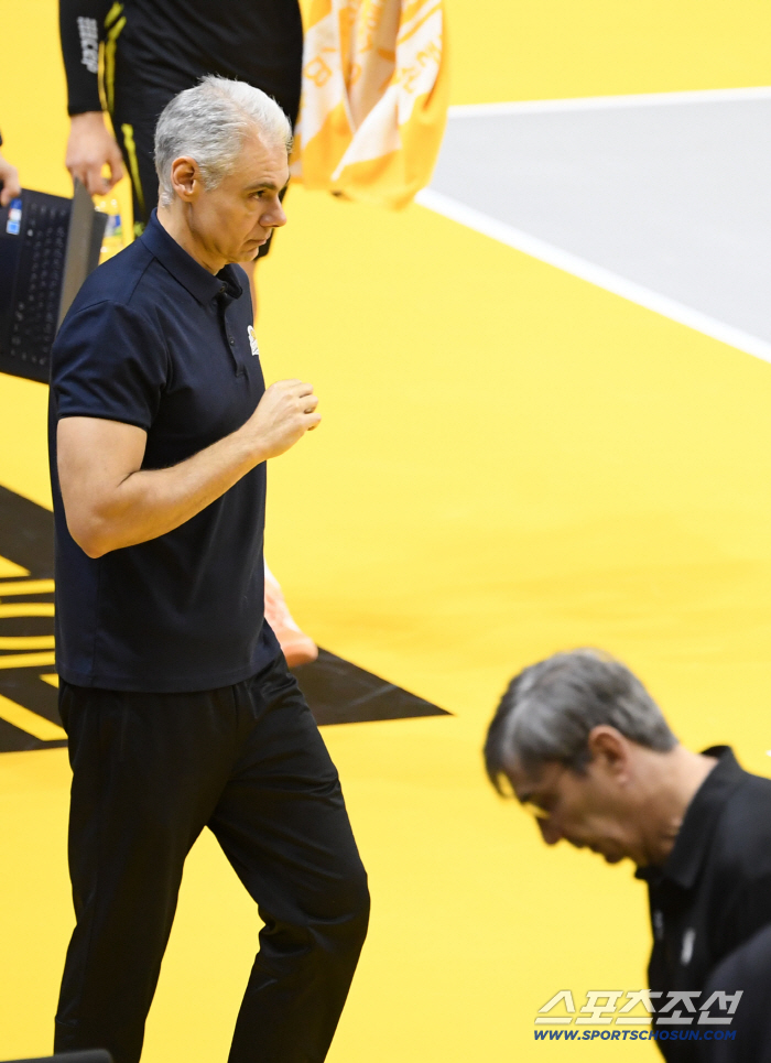  Director Leonardo Carvalho, the first set is important