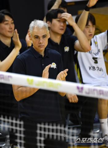  Director Leonardo Carvalho has good momentum in the first set