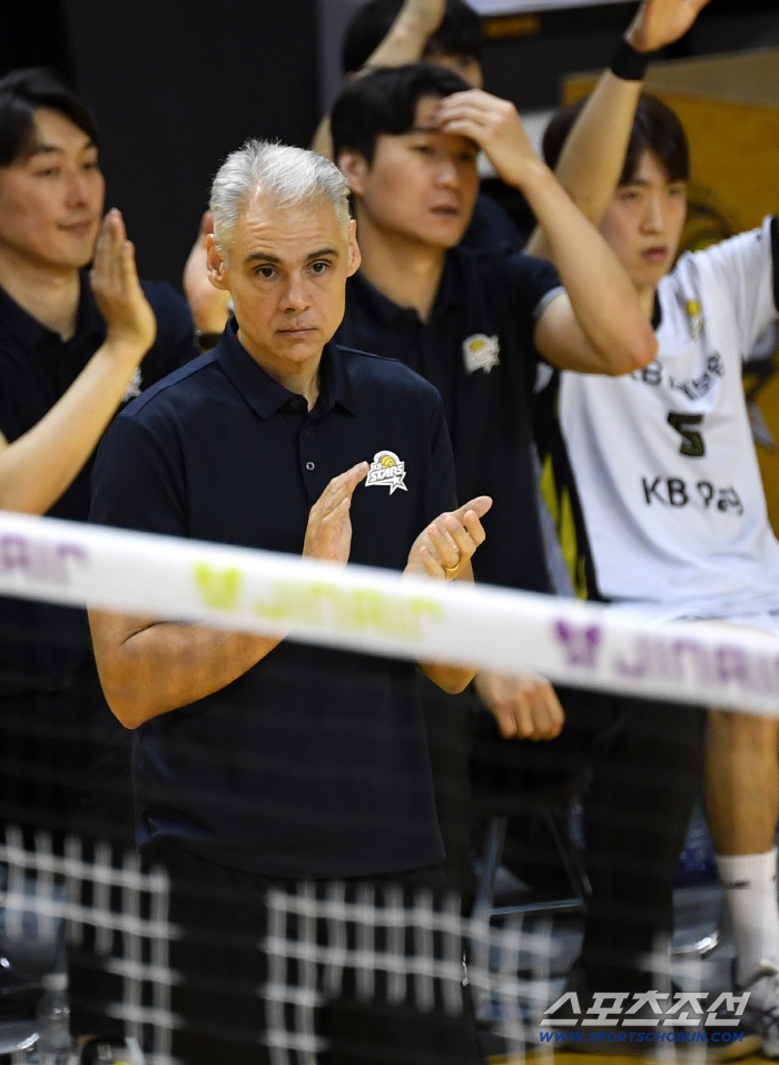  Director Leonardo Carvalho has good momentum in the first set