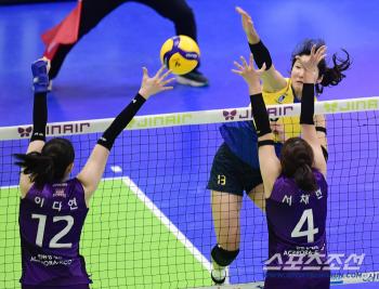  Jeong Jiyoon's powerful spike