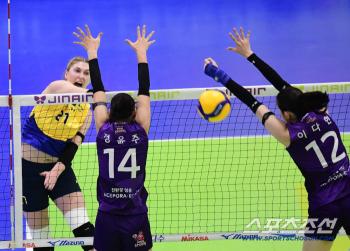  Kang Spike avoiding Kari's block