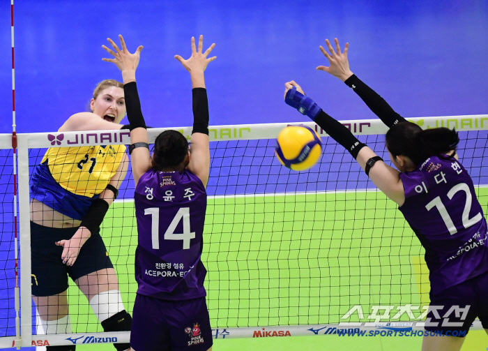  Kang Spike avoiding Kari's block