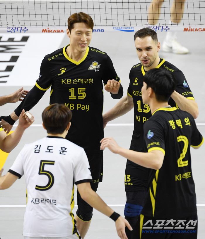 The result was a shutdown, the content was a blood clot...Heungkuk Life caught Hyundai Engineering & Construction and sparked a fight for second place