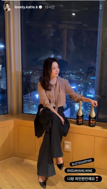 'A bottle of wine with me.' Kim Hee-sun takes a picture of elegant night view