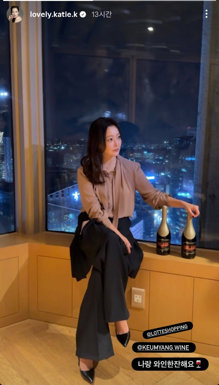  'A bottle of wine with me.' Kim Hee-sun takes a picture of elegant night view