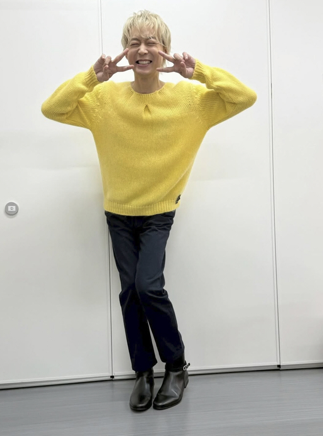 39-year-old Park Yoo-chun, shocking bone dry body..a handful of waist and slender legs exposed on the knit