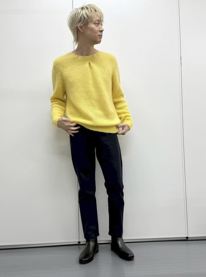 39-year-old Park Yoo-chun, shocking bone dry body..a handful of waist and slender legs exposed on the knit