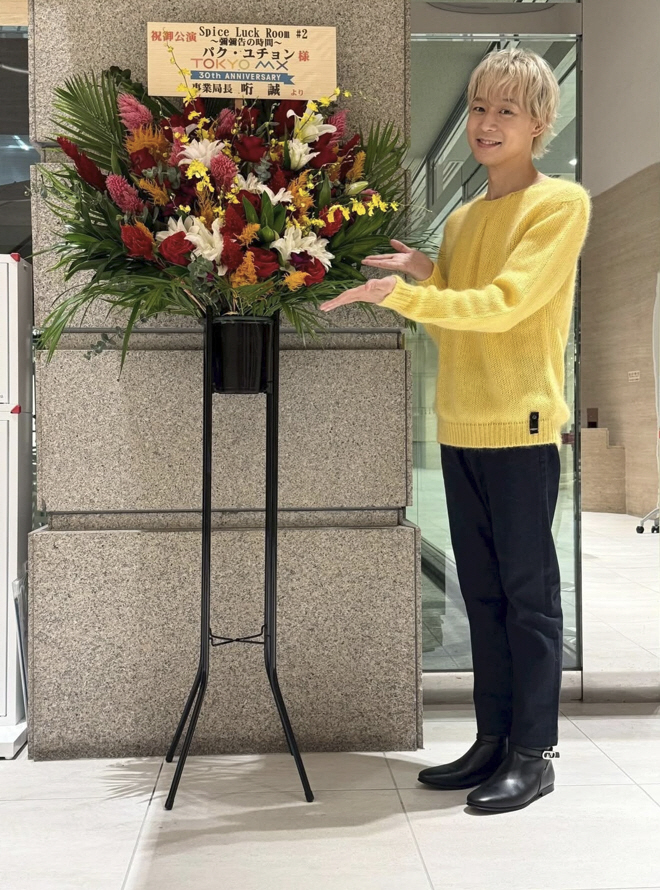 39-year-old Park Yoo-chun, shocking bone dry body..a handful of waist and slender legs exposed on the knit