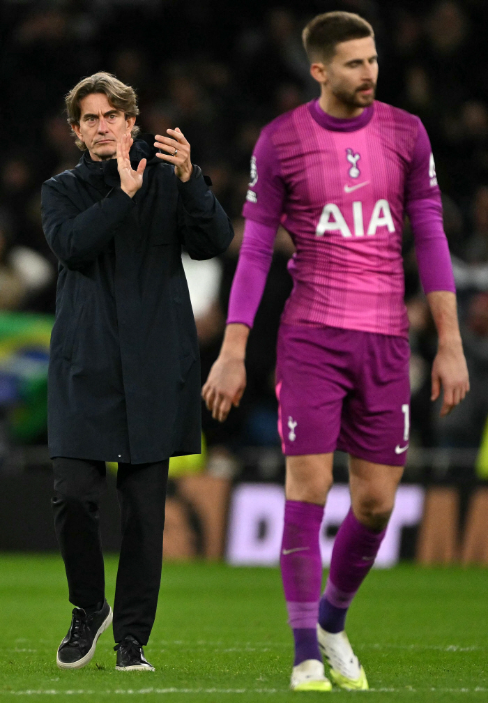 Boos during the game, not a true fan! Tottenham GK's all-time dribbling disaster → 12 losses to Fulham in the back room → 50,000 home fans angry booing → Coach Frank in crisis