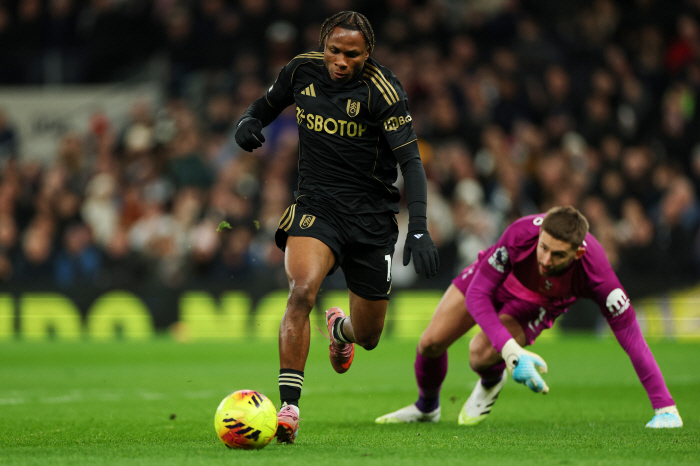 Boos during the game, not a true fan! Tottenham GK's all-time dribbling disaster → 12 losses to Fulham in the back room → 50,000 home fans angry booing → Coach Frank in crisis