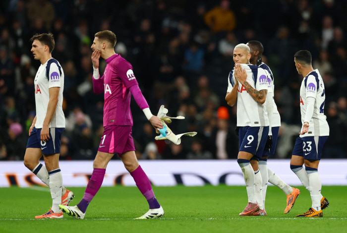 Boos during the game, not a true fan! Tottenham GK's all-time dribbling disaster → 12 losses to Fulham in the back room → 50,000 home fans angry booing → Coach Frank in crisis