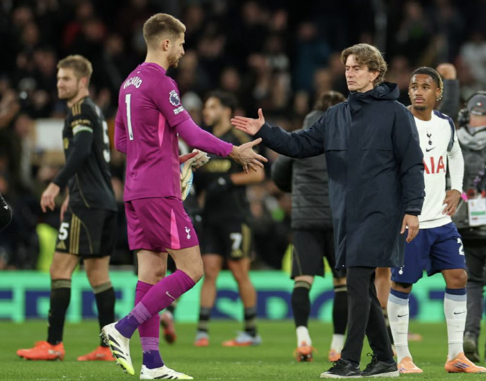 Boos during the game, not a true fan! Tottenham GK's all-time dribbling disaster → 12 losses to Fulham in the back room → 50,000 home fans angry booing → Coach Frank in crisis