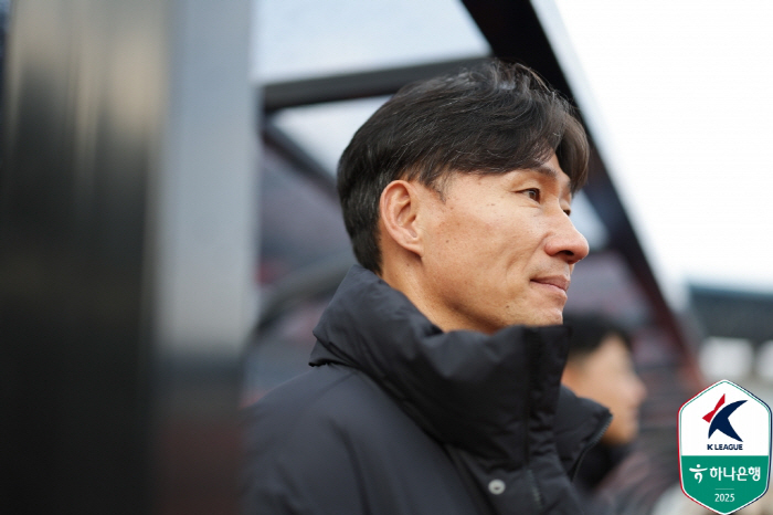 Coach Lee Young-min wants to enjoy the Suwon FC match, not curled up 