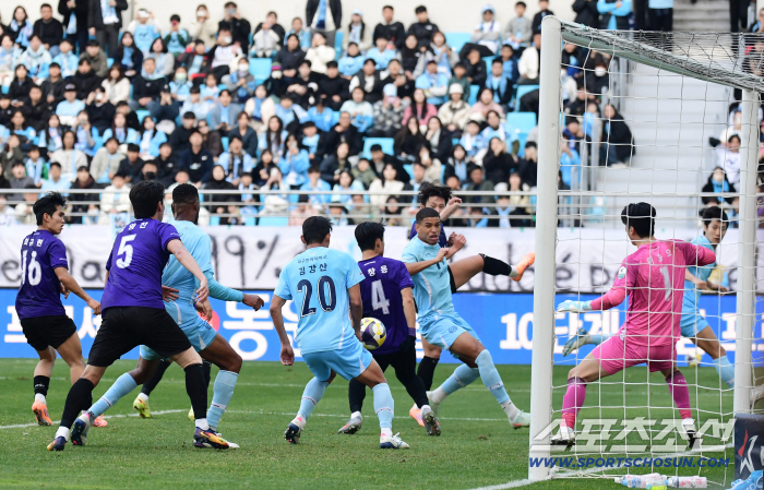 Even the king who came back didn't stop himDaegu, which was an example of the civic team, drew 22 against Anyang in the final round of K League 2 relegation for the first time in 10 years (on-site review)
