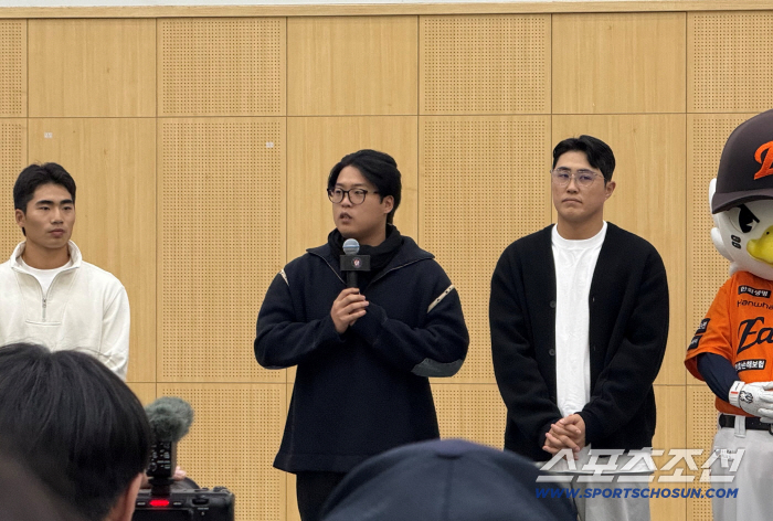 Hanwha Kang Baekho's first official event...A pledge to the fans. To make it better next season than this season