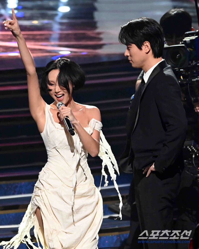 Hwasa Achieves Perfect All-Kill With ‘Good Goodbye’ After Iconic Blue Dragon Film Awards Stage