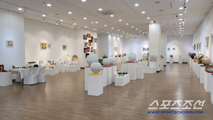 I'm ready to walk into the fire kiln Pottery, the founder of Towheon, holds a retrospective exhibition of Lee Jong-nung