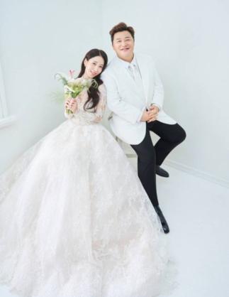 Kim Sook hosts her ex-husband's wedding...Yoon Jeong-su, ♥ 12 years younger Won Won-hyun, gets married today (30th)