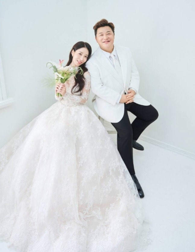 Kim Sook hosts her ex-husband's wedding...Yoon Jeong-su, ♥ 12 years younger Won Won-hyun, gets married today (30th)