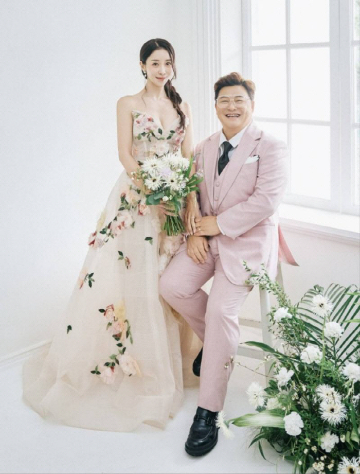 Kim Sook hosts her ex-husband's wedding...Yoon Jeong-su, ♥ 12 years younger Won Won-hyun, gets married today (30th)