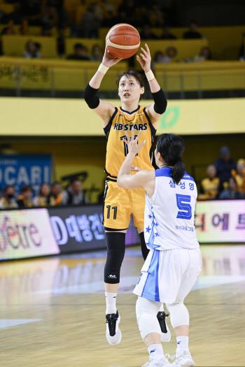  Kang Yi-seul vs. Kim Dan-bi Ace Showdown Kang Yi-seul laughed to the end. After KB blood fight, Woori Bank defeated 69-65. KB Kim Dan-bi, sniper defense finally worked