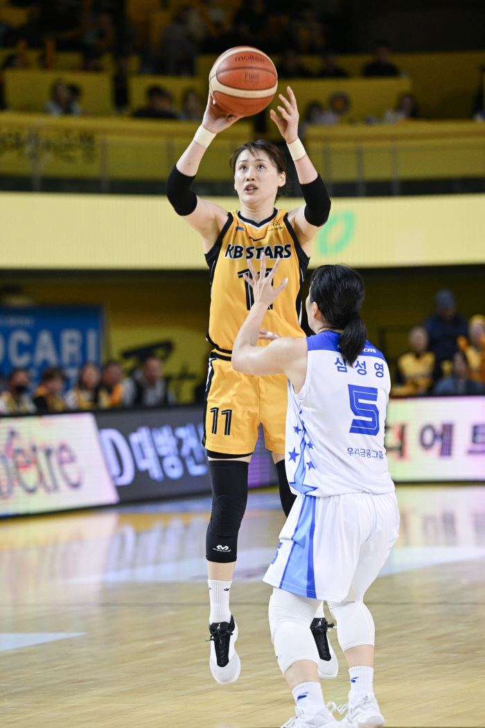  Kang Yi-seul vs. Kim Dan-bi Ace Showdown Kang Yi-seul laughed to the end. After KB blood fight, Woori Bank defeated 69-65. KB Kim Dan-bi, sniper defense finally worked