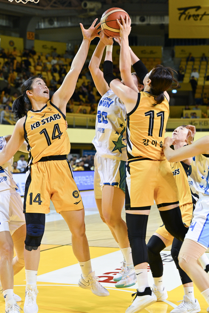  Kang Yi-seul vs. Kim Dan-bi Ace Showdown Kang Yi-seul laughed to the end. After KB blood fight, Woori Bank defeated 69-65. KB Kim Dan-bi, sniper defense finally worked