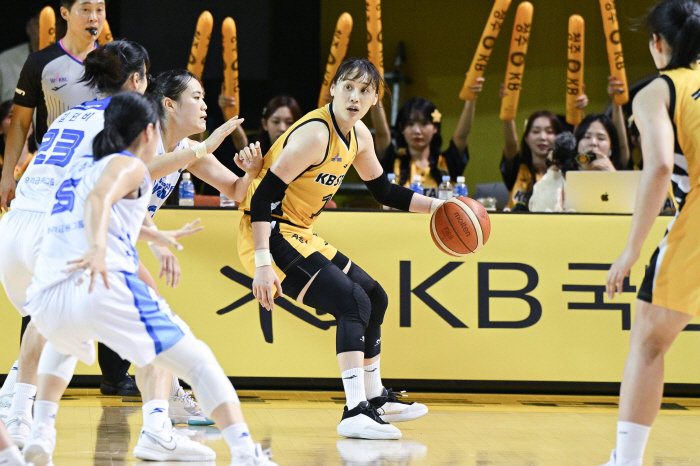  Kang Yi-seul vs. Kim Dan-bi Ace Showdown Kang Yi-seul laughed to the end. After KB blood fight, Woori Bank defeated 69-65. KB Kim Dan-bi, sniper defense finally worked