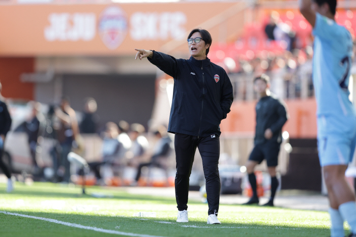  Director's clash Ulsan Roh Sang-rae Lee Dong-kyung quickly recovered, but excluding the entry, Jeju Kim Jung-soo's point is one point, which is the most difficult