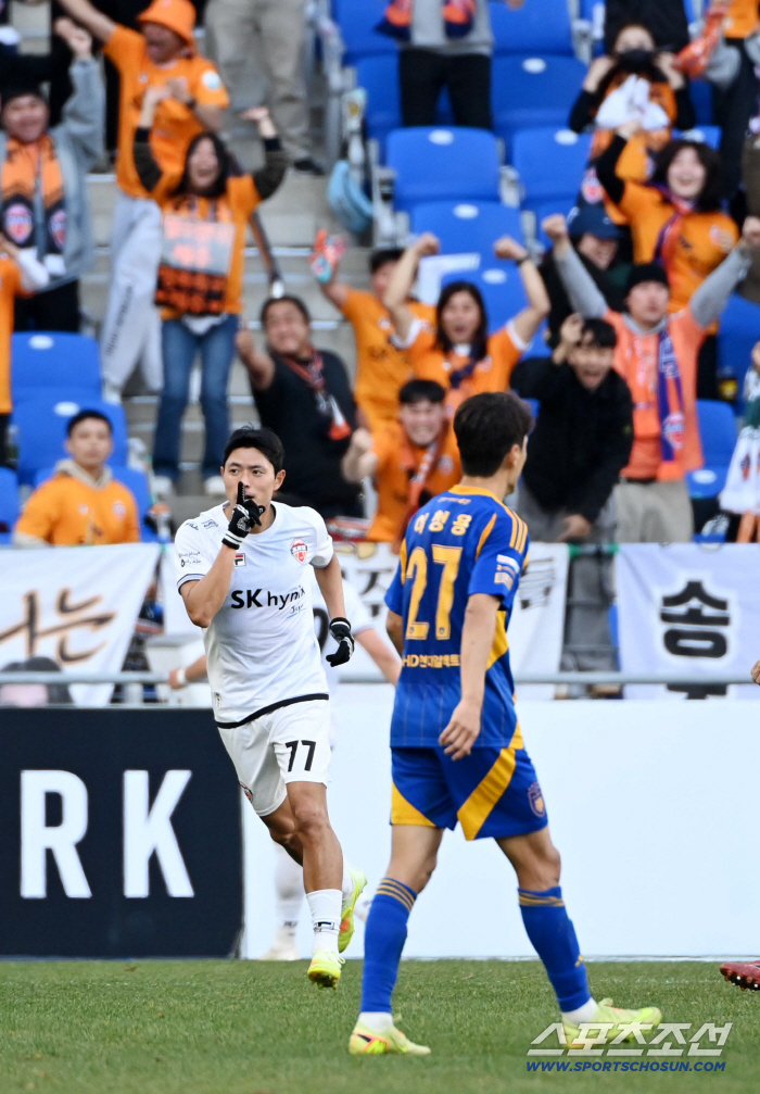 Suwon and Ulsan overpowered → Jeju's acting coach Kim Jung-soo, who avoided direct relegation, PO for promotion, urgent need to recover his physical strength