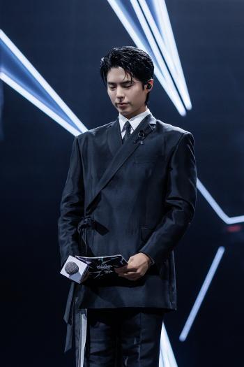 MAMA Awards Proceed Quietly Amid Hong Kong Tragedy, Delivering Tribute and Restraint