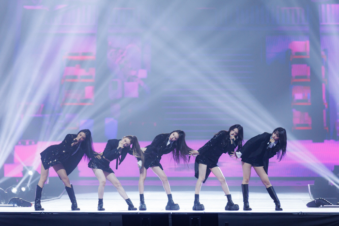 MAMA Awards Proceed Quietly Amid Hong Kong Tragedy, Delivering Tribute and Restraint