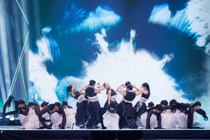 MAMA Awards Proceed Quietly Amid Hong Kong Tragedy, Delivering Tribute and Restraint