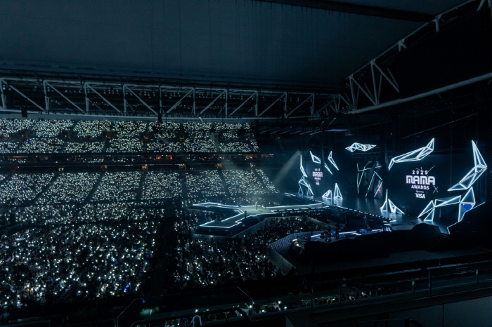 MAMA Awards Proceed Quietly Amid Hong Kong Tragedy, Delivering Tribute and Restraint