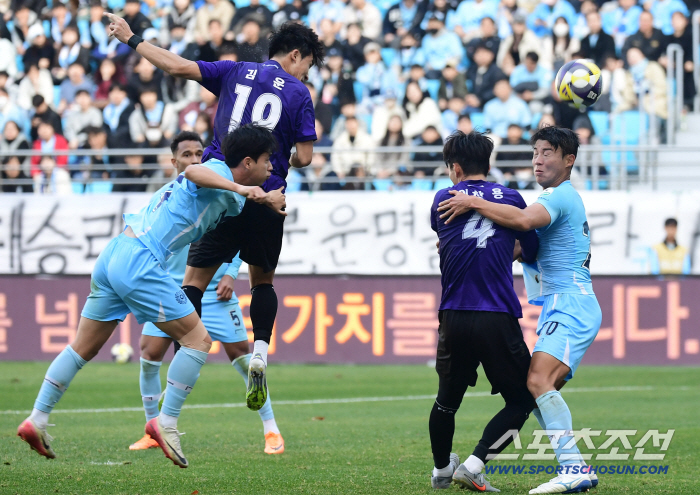  Anyang Kim Woon fiercely tries to get a header