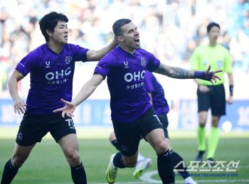  Anyang Mateus in the first half quickly scored the first goal