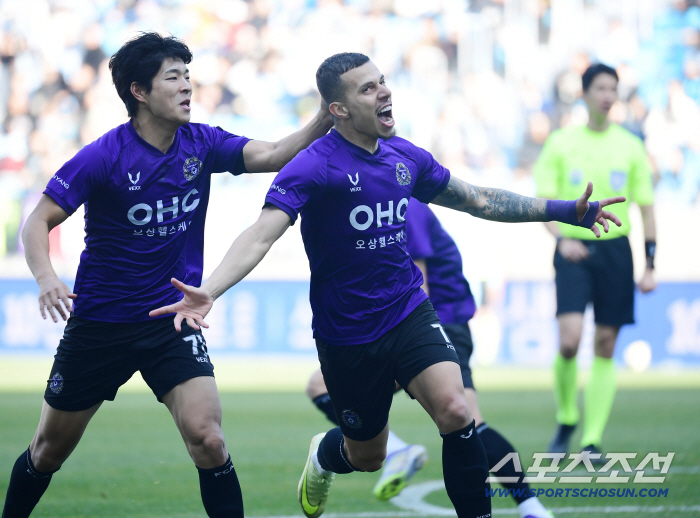  Anyang Mateus in the first half quickly scored the first goal